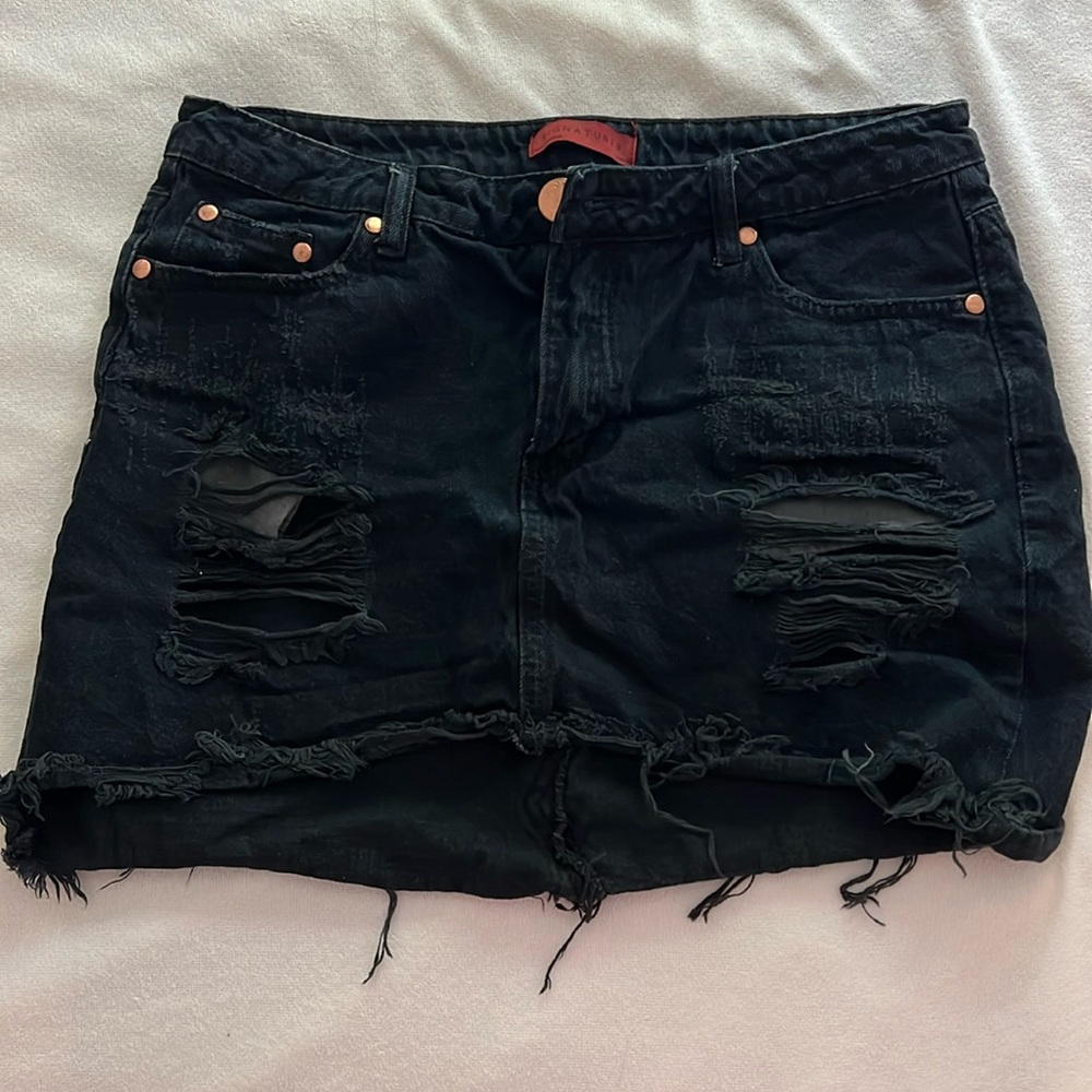 //SIGNATURE// Black Denim Ripped Skirt